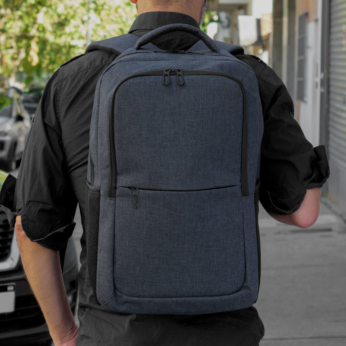 alt_-promocional_publicitario_mochila_nomawalk__K13_contexto-1-azul