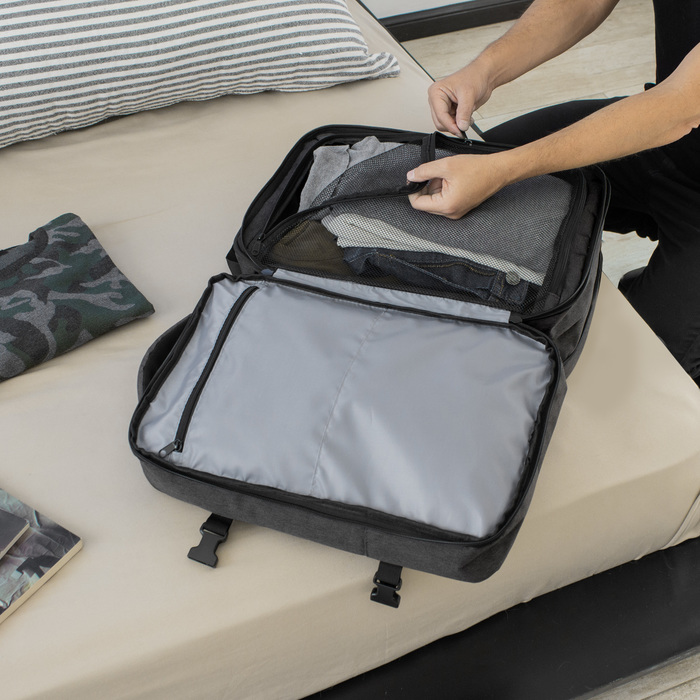 alt_-promocional_publicitario_mochila_carryon_nomawalk_Force_K20_gris_contexto_2